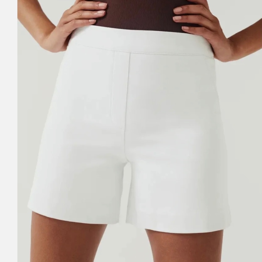NWT SPANX ON THE GO SHORTS IN WHITE:  SZ LRG